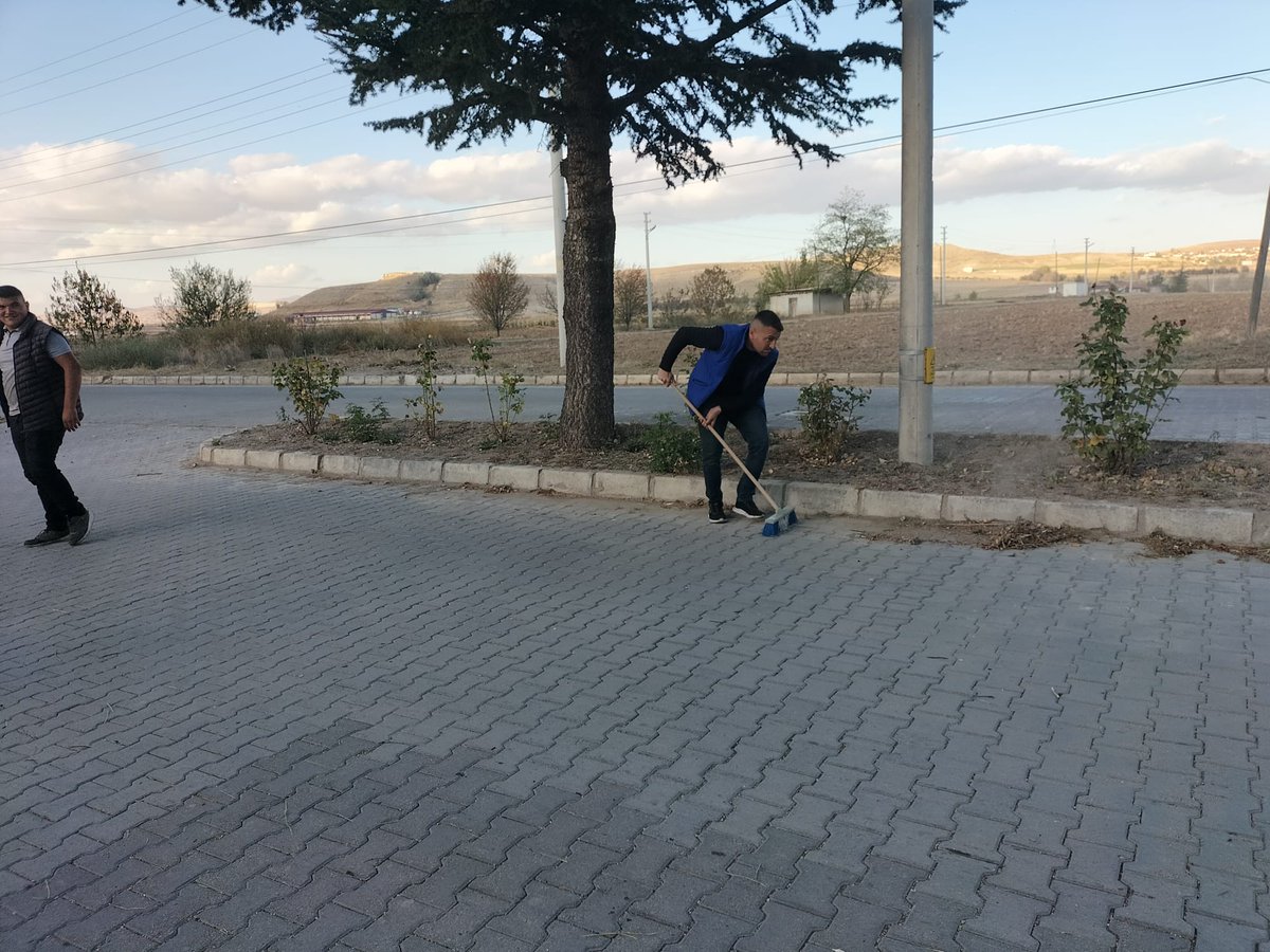 mehmetkeklik94's tweet photo. Gebecelerde beldemizin çevre temizliği en öncelikli çalışma alanımız. Gerek çöplerin toplanması gerekse de yol kenarında yer alan otların temizliği titizlikle devam ediyor.  Vatandaşlarımızın da desteğiyle gebeceler çok daha güzelleşecek. @AfyonValiligi @GebecelerBld https://t.co/Jt0HMDpXNn