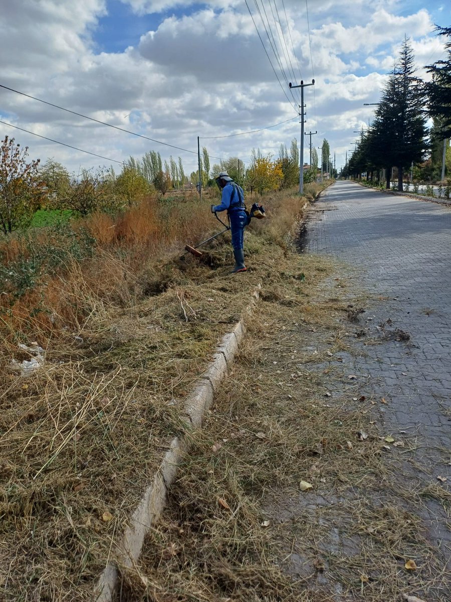 Gebecelerde beldemizin çevre temizliği en öncelikli çalışma alanımız. Gerek çöplerin toplanması gerekse de yol kenarında yer alan otların temizliği titizlikle devam ediyor.  Vatandaşlarımızın da desteğiyle gebeceler çok daha güzelleşecek. <a href="/AfyonValiligi/">T.C. Afyonkarahisar Valiliği</a> <a href="/GebecelerBld/">GEBECELER BELEDİYESİ</a>