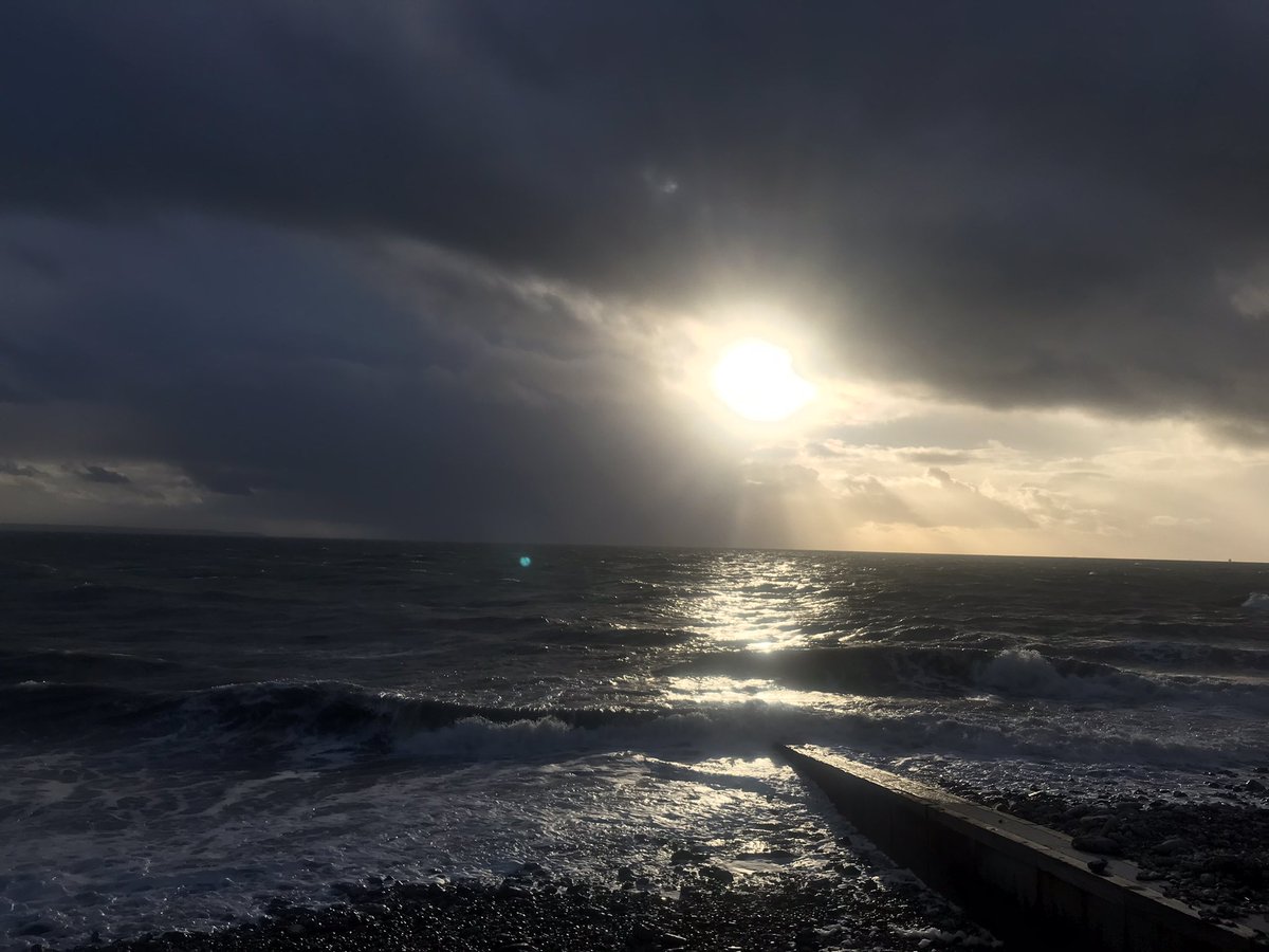 Impressions du Havre au lendemain d’un coup de vent. Une ville reconstruite alors que l’on se souvient de Queneau en 1945 « je n'ai vu que des ruines. Pas même. Des ruines de ruines. On commençait à déblayer des décombres de décombres »  <a href="/LeHavreMetro/">Le Havre Seine Métropole</a> <a href="/LH_LeHavre/">Le Havre</a> @lehavreetretat