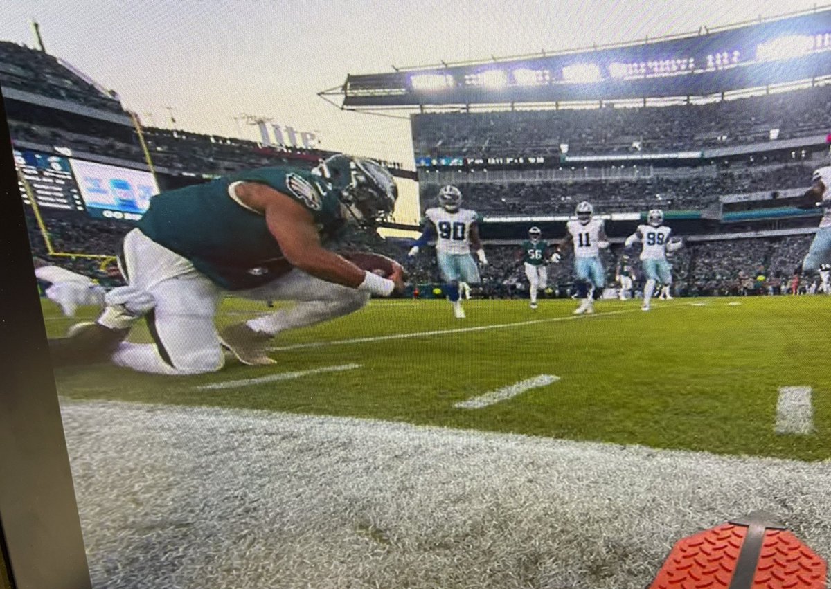 Wish they would have spotted this ball where his knee was down!! Would have been 4th and 2plus yards and Eagles would have punted. Refs just plain bad. #Cowboys #cowboyseagles