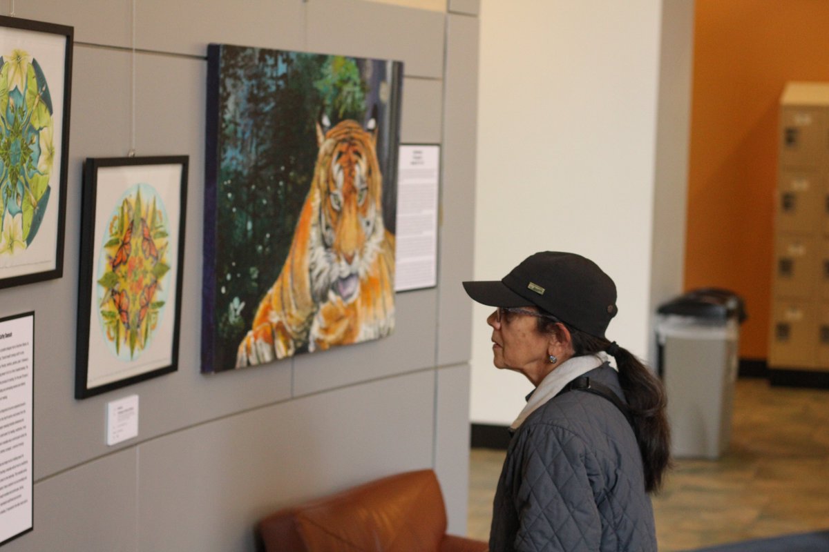 dailyegyptian's tweet photo. Morris Library held the Wild Things Art Show on Nov. 3 where local artists showed off their work. Check out these highlights from the event:

Photos by Enan Chediak

#SIUC #SouthernIllinoisUniversity #MorrisLibrary #TheWildThingsArtShow #LocalArt https://t.co/HLAXteUtIU