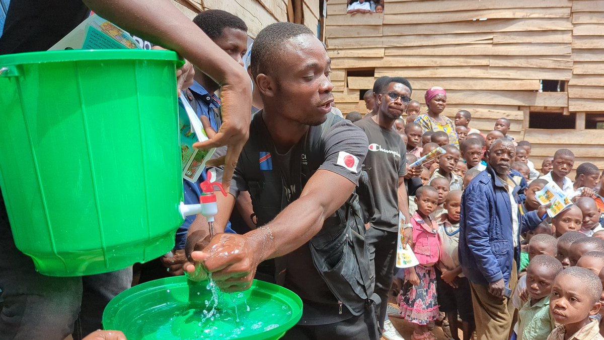 lucbienfait's tweet photo. #U_Action

À l'EP Kabuye, plus de 400 élèves et enseignants ont été sensibilisés sur le lavage correct des mains et la prise en charge de la diarrhée à domicile par les u-reporters de Bukavu. Tous les enseignants ont rejoint @ureport_rdc .
Les matériels de lavage y ont été remis. https://t.co/DHWPc68cS9