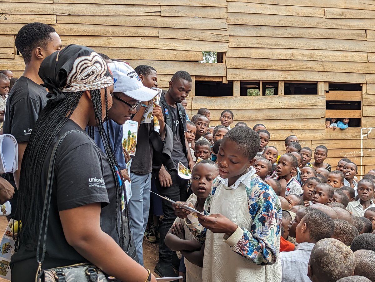 lucbienfait's tweet photo. #U_Action

À l'EP Kabuye, plus de 400 élèves et enseignants ont été sensibilisés sur le lavage correct des mains et la prise en charge de la diarrhée à domicile par les u-reporters de Bukavu. Tous les enseignants ont rejoint @ureport_rdc .
Les matériels de lavage y ont été remis. https://t.co/DHWPc68cS9