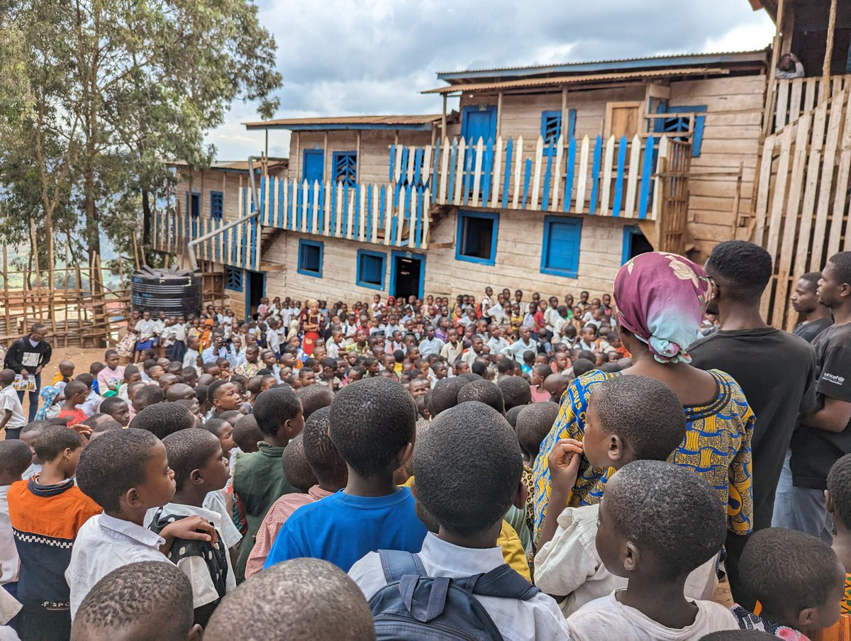 lucbienfait's tweet photo. #U_Action

À l'EP Kabuye, plus de 400 élèves et enseignants ont été sensibilisés sur le lavage correct des mains et la prise en charge de la diarrhée à domicile par les u-reporters de Bukavu. Tous les enseignants ont rejoint @ureport_rdc .
Les matériels de lavage y ont été remis. https://t.co/DHWPc68cS9