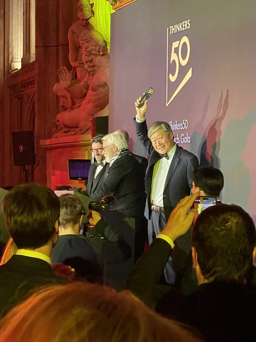 “Everyone needs to become a CEO” — Zhang Ruimin, Chairman Haier Group Great choice by @thinkers50 to give the Lifetime Achievement Award to a business practitioner. Well deserved Zhang Ruimin! Haier radically decentralized decision making!