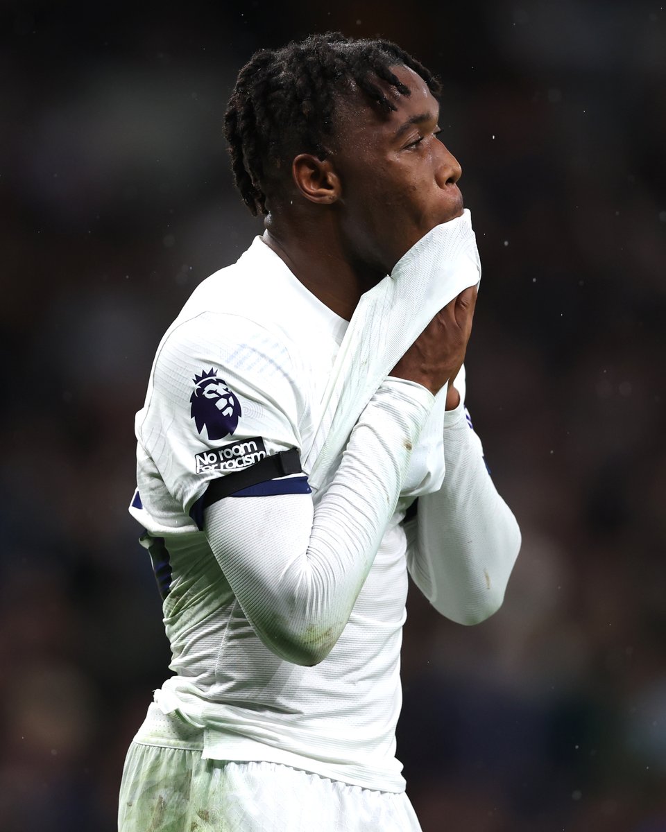 premierleague's tweet photo. Spurs are now down to nine men 🟥🟥

Destiny Udogie has been shown a second yellow card by referee Michael Oliver 

#TOTCHE https://t.co/GkGpBv0zrY