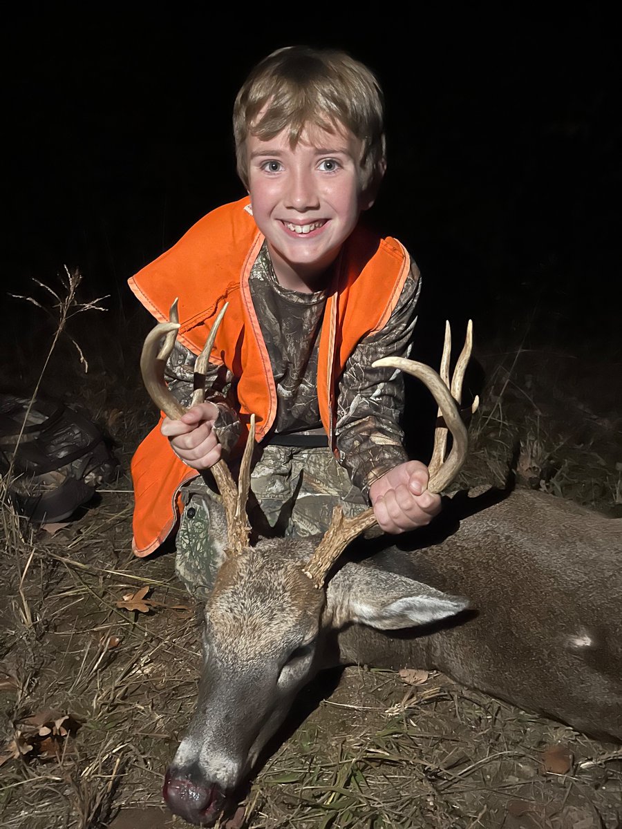 Carlton10Adam's tweet photo. Peyton connected on this buck during youth hunt!! We had the whole family in the blind to watch. @DruryOutdoors https://t.co/C1JKzoURxM