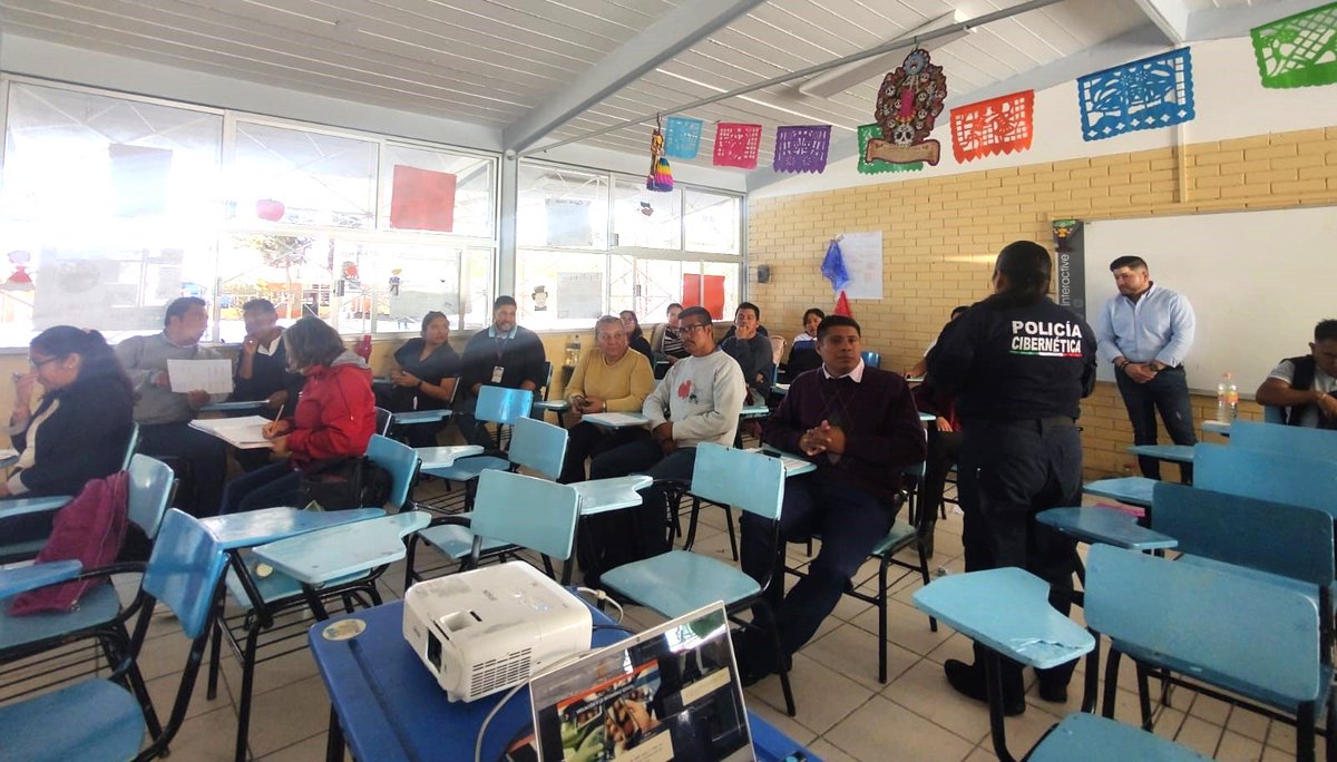 CiberPoliciaPue's tweet photo. 👮‍🤖👮‍ | La @CiberPoliciaPue acudió a la Escuela Secundaria Oficial "Cuauhtémoc" para impartir pláticas de prevención de incidentes cibernéticos a estudiantes de nivel media superior, docentes y padres de familia quienes aprendieron a fortalecer su seguridad en línea. 💪💻🔐 https://t.co/6eT8RAuqKX