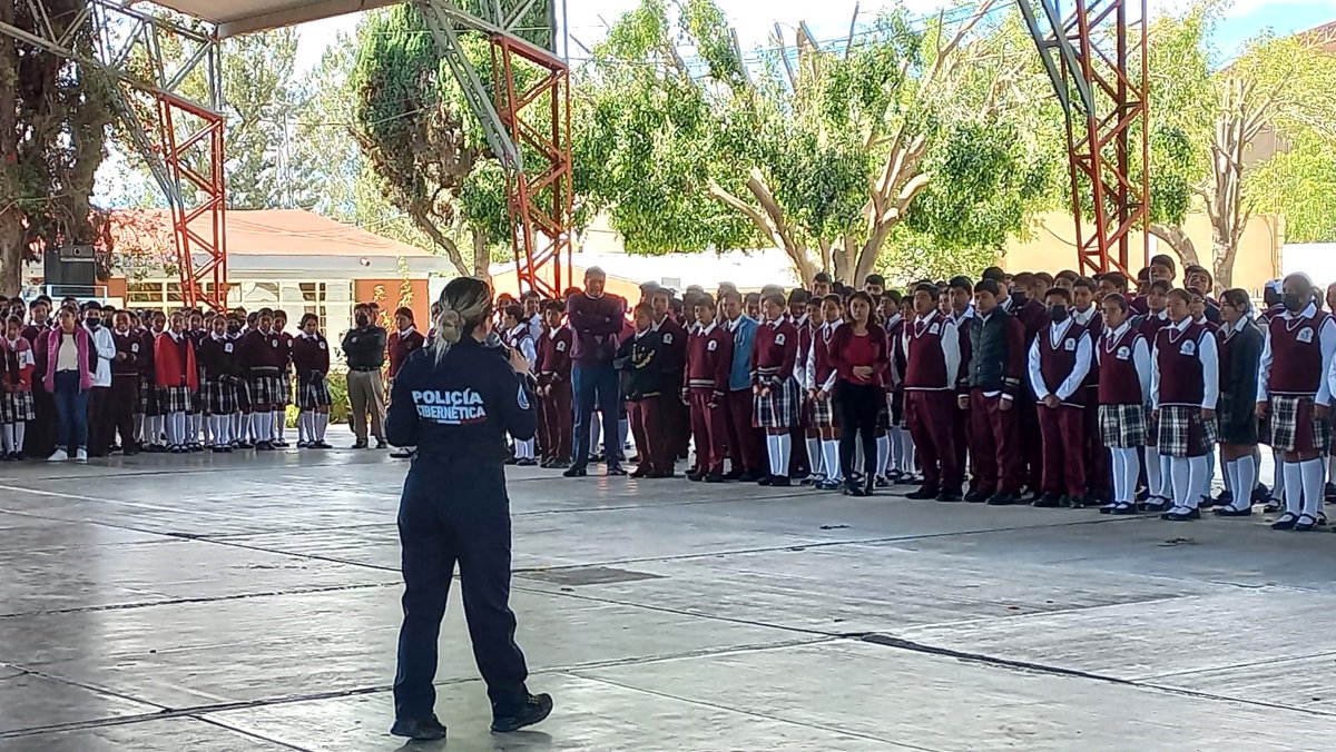 CiberPoliciaPue's tweet photo. 👮‍🤖👮‍ | La @CiberPoliciaPue acudió a la Escuela Secundaria Oficial "Cuauhtémoc" para impartir pláticas de prevención de incidentes cibernéticos a estudiantes de nivel media superior, docentes y padres de familia quienes aprendieron a fortalecer su seguridad en línea. 💪💻🔐 https://t.co/6eT8RAuqKX