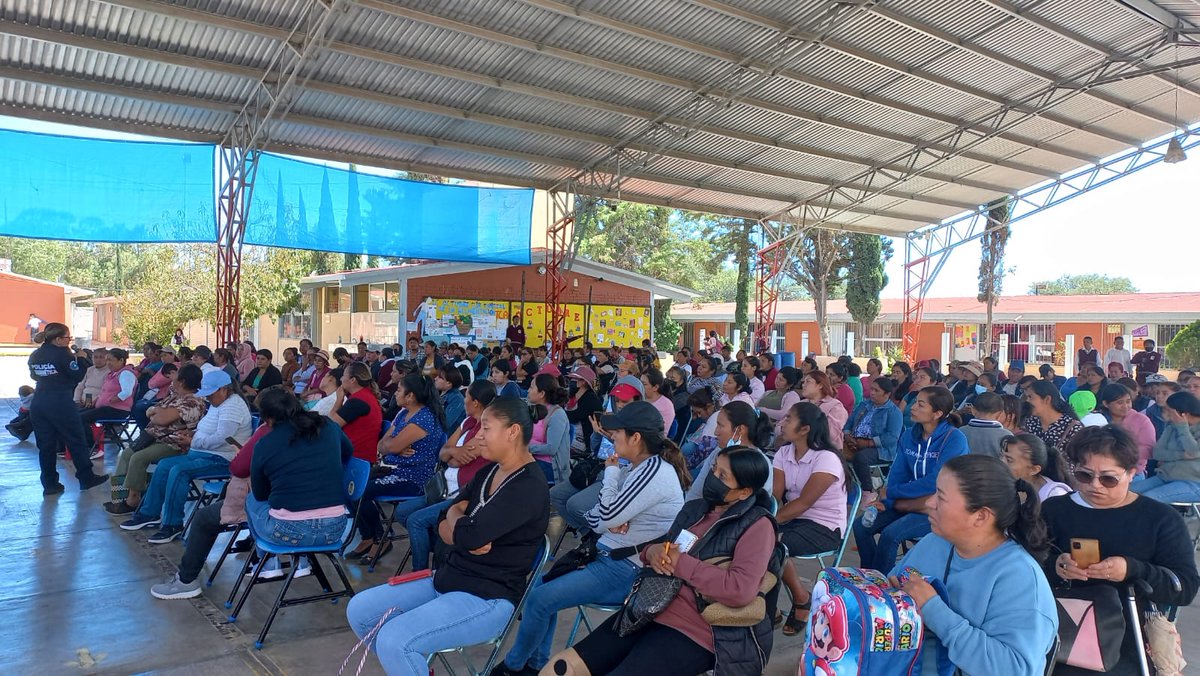 CiberPoliciaPue's tweet photo. 👮‍🤖👮‍ | La @CiberPoliciaPue acudió a la Escuela Secundaria Oficial "Cuauhtémoc" para impartir pláticas de prevención de incidentes cibernéticos a estudiantes de nivel media superior, docentes y padres de familia quienes aprendieron a fortalecer su seguridad en línea. 💪💻🔐 https://t.co/6eT8RAuqKX