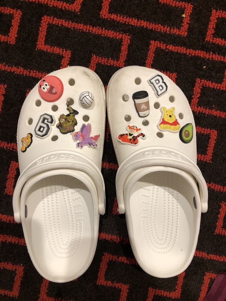 pepscrocs's tweet photo. ✨🤍 Faites une déclaration audacieuse avec des Crocs blancs immaculés, parfaits pour refléter la simplicité élégante🌈👟
#WhiteWonder #JibbitzJazz #MinimalistChic #BlankCanvasShoes #StyleStatement #crocs #jibbitz #chaussures #confortable #style #fashion #pepscrocs #pepstendance https://t.co/hpnqr8SSpF