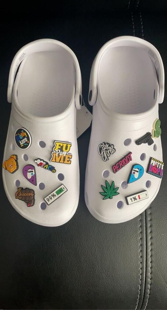 pepscrocs's tweet photo. ✨🤍 Faites une déclaration audacieuse avec des Crocs blancs immaculés, parfaits pour refléter la simplicité élégante🌈👟
#WhiteWonder #JibbitzJazz #MinimalistChic #BlankCanvasShoes #StyleStatement #crocs #jibbitz #chaussures #confortable #style #fashion #pepscrocs #pepstendance https://t.co/hpnqr8SSpF
