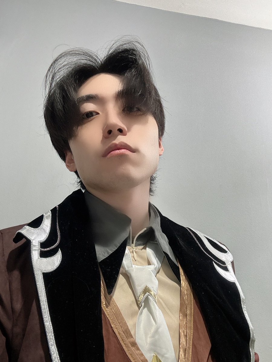 notyoolee's tweet photo. May I take your order?
#genshin #Zhongli #Cosplay https://t.co/nqQyIu81w9