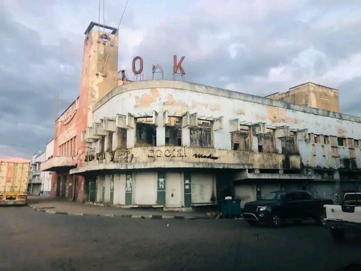 angowindhoekto1's tweet photo. Cinema Ruacaná is a cinema located in Huambo/Angola.
Nova Lisboa 

#huambo #angola #cinema #ruacaná #novalisboa #newlisbon #theater #history #information #lightroom #vsco #photo #oldphotos #beautiful #wonderful_places #goodday #memory #visit #trip #tourism #travel #viagem https://t.co/3uLrp1X8Xz