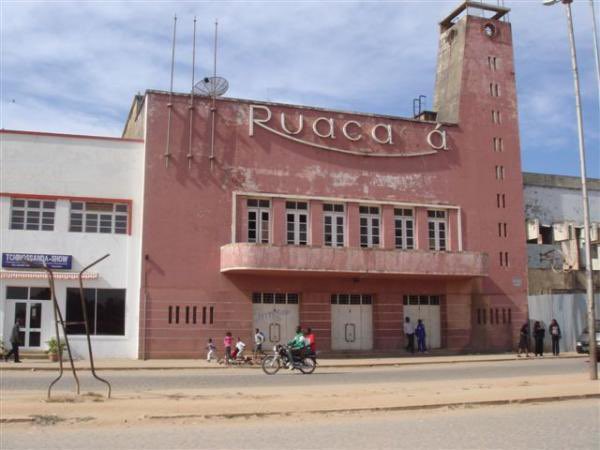 angowindhoekto1's tweet photo. Cinema Ruacaná is a cinema located in Huambo/Angola.
Nova Lisboa 

#huambo #angola #cinema #ruacaná #novalisboa #newlisbon #theater #history #information #lightroom #vsco #photo #oldphotos #beautiful #wonderful_places #goodday #memory #visit #trip #tourism #travel #viagem https://t.co/3uLrp1X8Xz