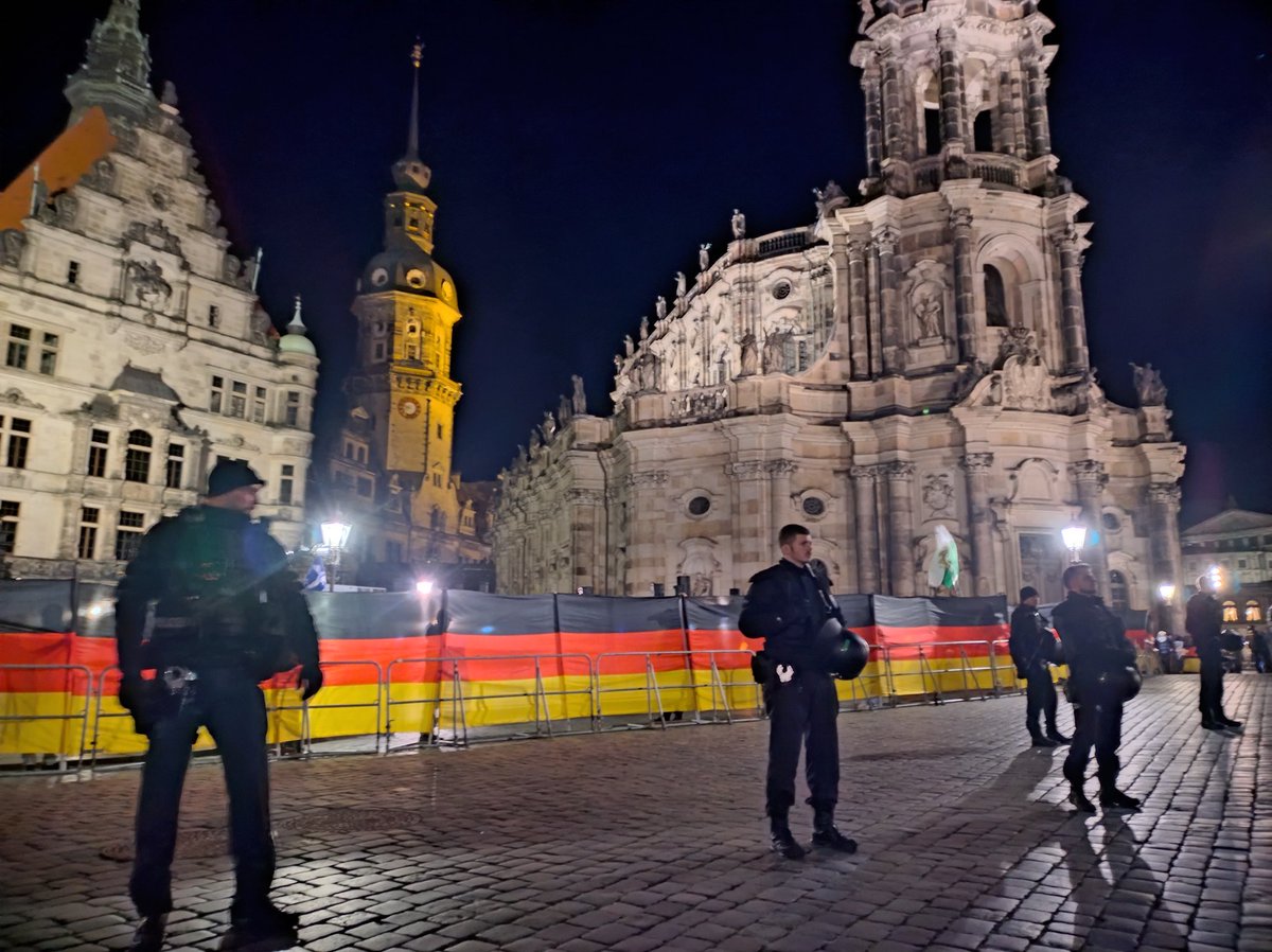 Q̶u̶e̶r̶d̶e̶n̶k̶e̶n̶? 🤮 Querstellen! ✊🙅 tweet media