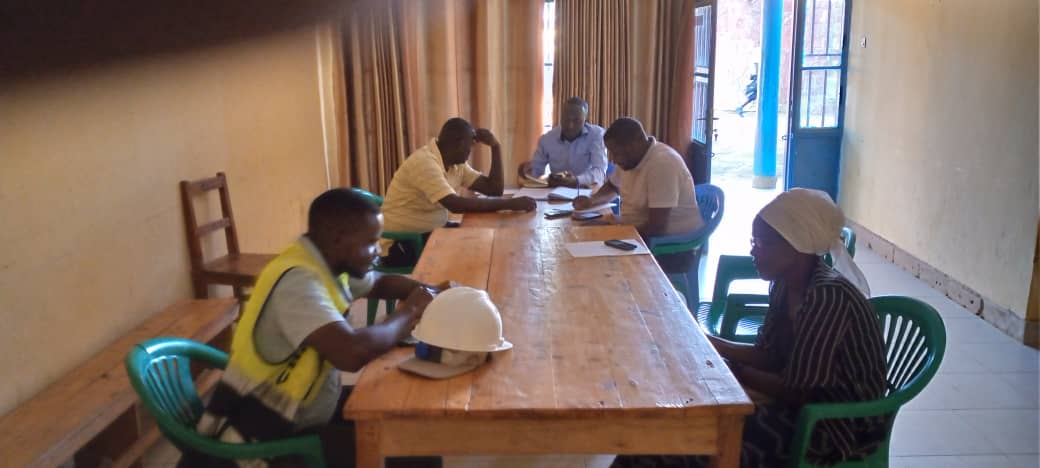 MayangeBugesera's tweet photo. Mu nama komite Nkemurampaka y'akagari ka #Kagenge nta bibazo bagejejweho haba iby'abakozi bahakora cyangwa iby'abaturage baturiye ibikorwaremezo biri kubakwa ku ishuri rya #GS_Mayange_A @MayangeBugesera. https://t.co/wSBr8Hb4sf