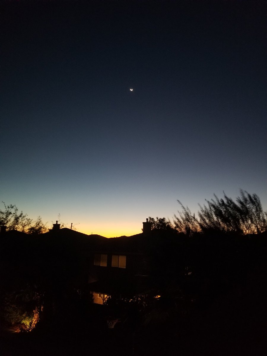 xTokyo3's tweet photo. @everdepths Just an early sunrise picture from my bedroom with the moon https://t.co/dvXMKMIftm