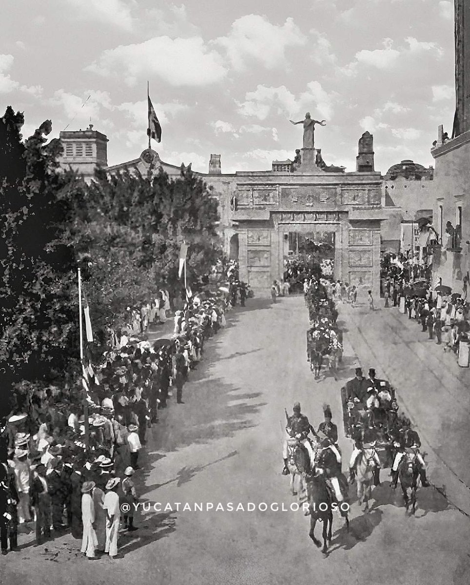 El pueblo expectante al paso de Díaz Ordaz y su comitiva por calles de Yucatán.
1906.
#MéxicoTierraSagrada