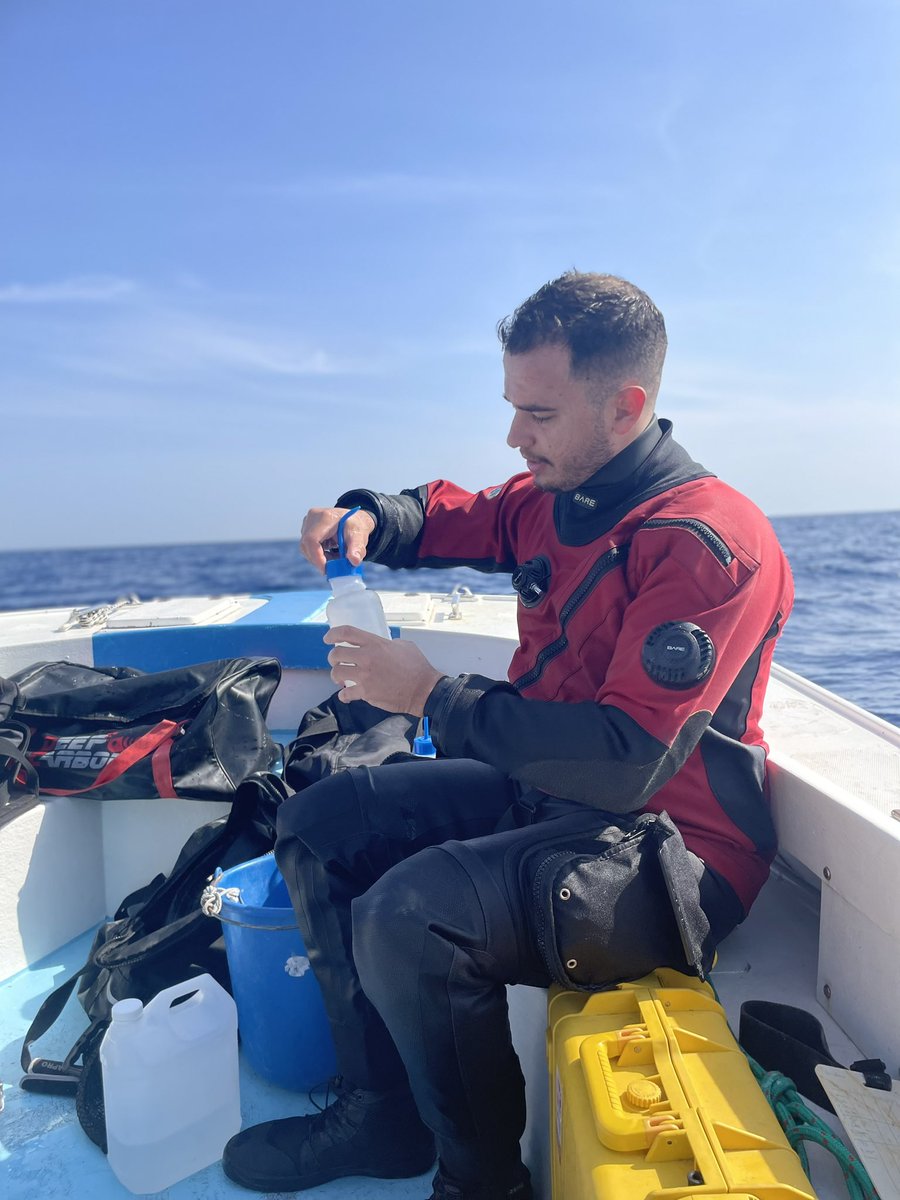Resaikos's tweet photo. After each sampling dive, it's crucial to store our samples in the right solutions. This ensures that we can meticulously process them in the laboratory, unveiling the secrets of the ocean!
#ScienceExploration #LabLife #MarineResearch"
#marinebiology #marinebiologist #ccr https://t.co/5JtE8Xoana