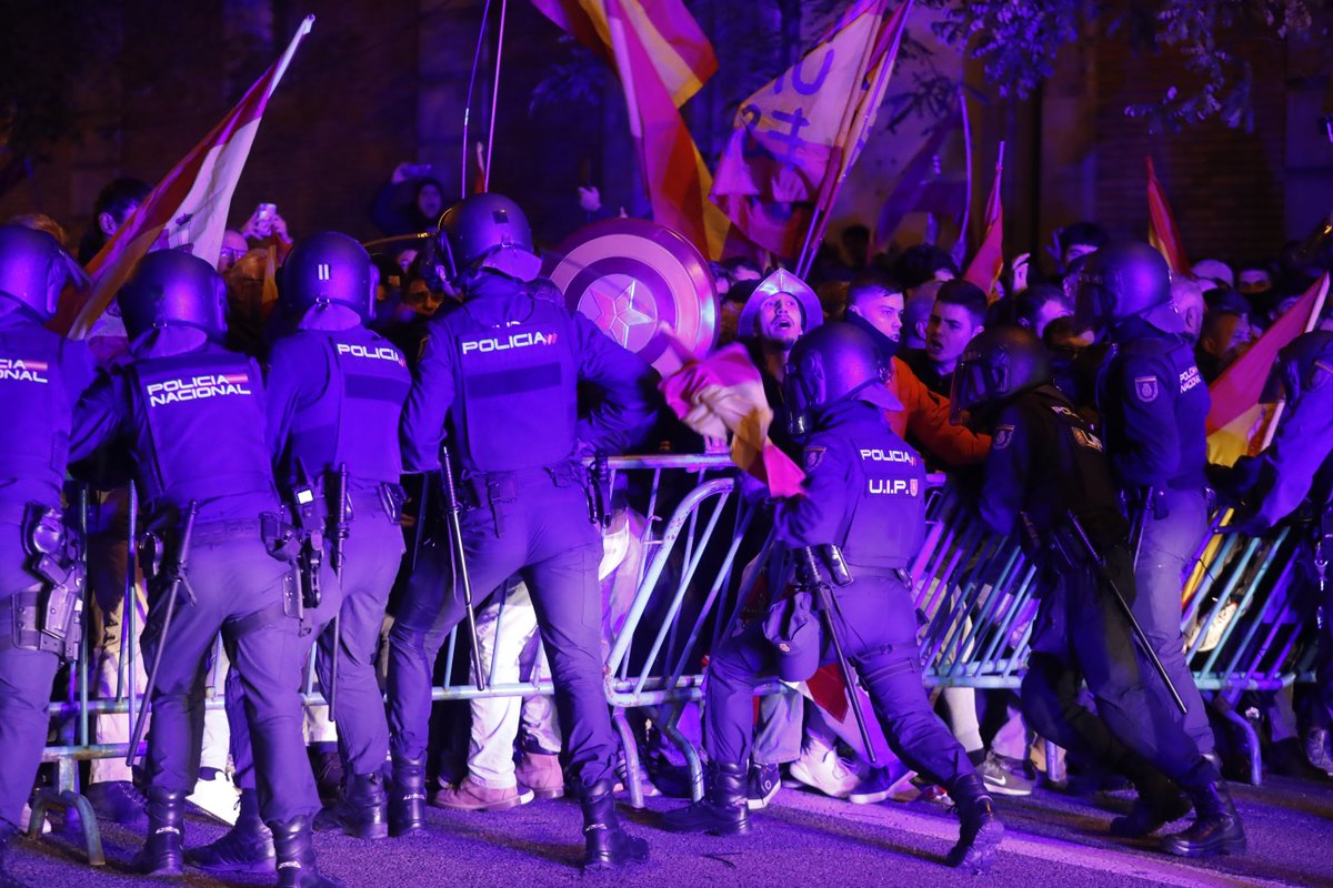 🔴DIRECTO | La policía ha respondido con porras y pelotas de goma a un intento de los manifestantes en Madrid de asaltar las vallas de seguridad que les separan de la entrada de la sede del PSOE. Los manifestantes han vuelto a encender bengalas tinyurl.com/35mtwftw