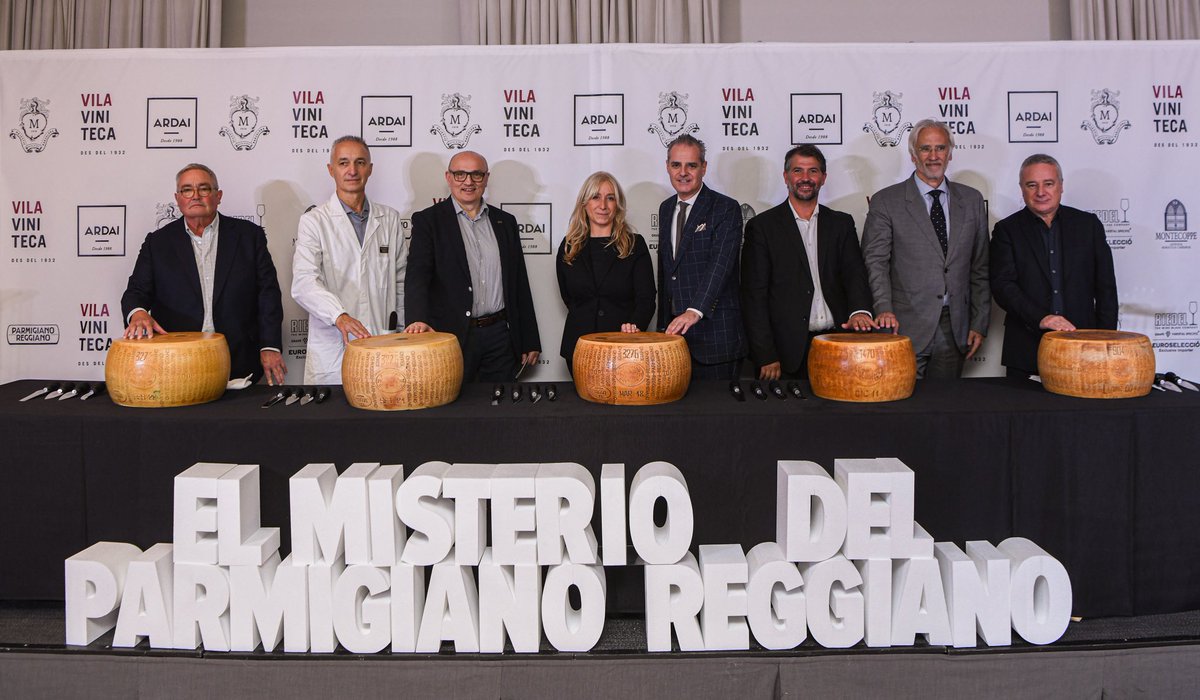 Hoy hemos vivido un momento único con la abertura de un Parmigiano Reggiano de 23 años de curación. Adquirida por Ardai hace dos años en una subasta benéfica en los World Cheese Awards se trata de una pieza única en el mundo. Abrimos hilo 👇🏼