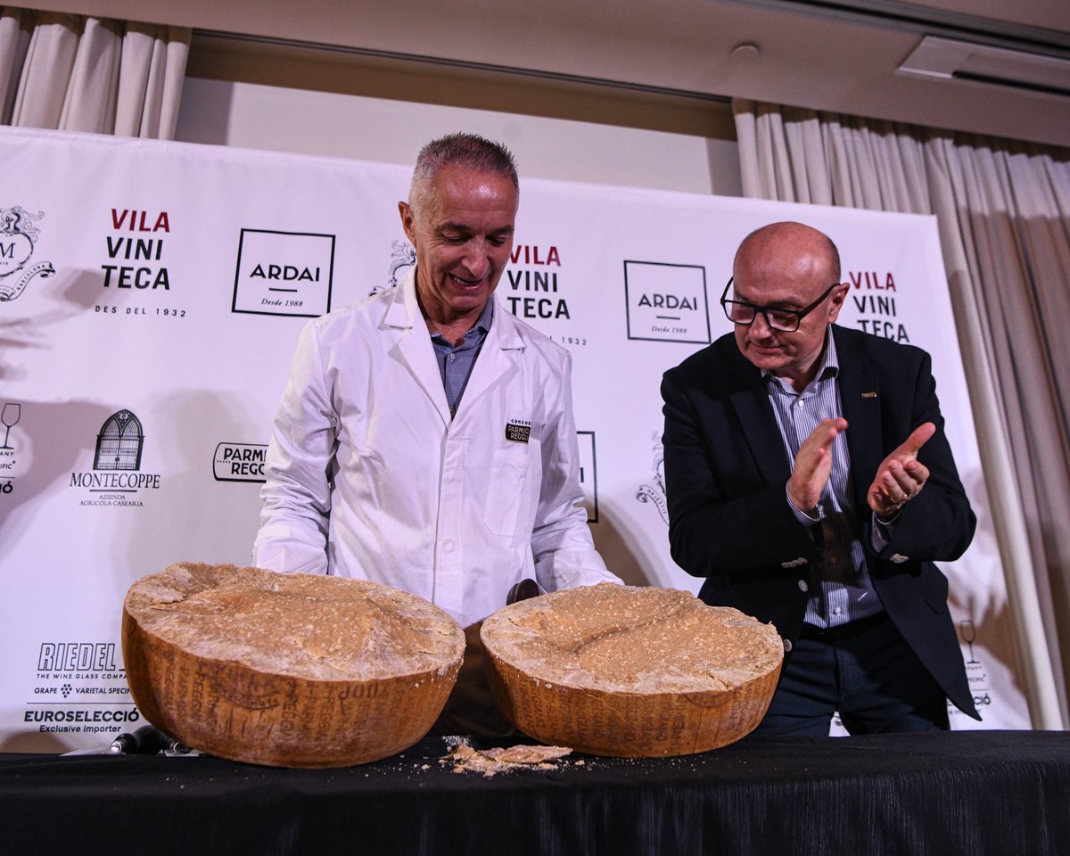 vilaviniteca's tweet photo. Hoy hemos vivido un momento único con la abertura de un Parmigiano Reggiano de 23 años de curación. Adquirida por Ardai hace dos años en una subasta benéfica en los World Cheese Awards se trata de una pieza única en el mundo. Abrimos hilo 👇🏼 https://t.co/xv1TvjHduI