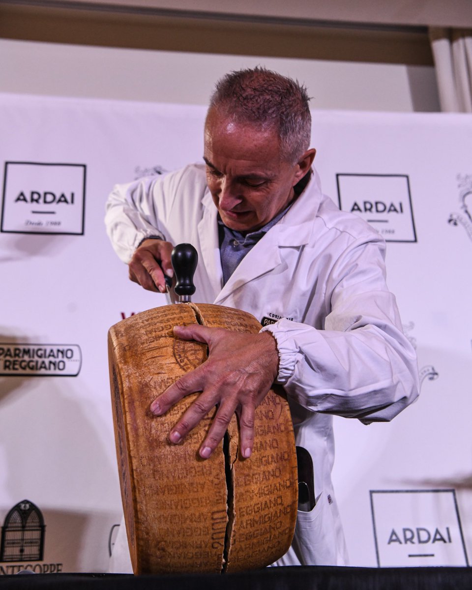 vilaviniteca's tweet photo. Hoy hemos vivido un momento único con la abertura de un Parmigiano Reggiano de 23 años de curación. Adquirida por Ardai hace dos años en una subasta benéfica en los World Cheese Awards se trata de una pieza única en el mundo. Abrimos hilo 👇🏼 https://t.co/xv1TvjHduI