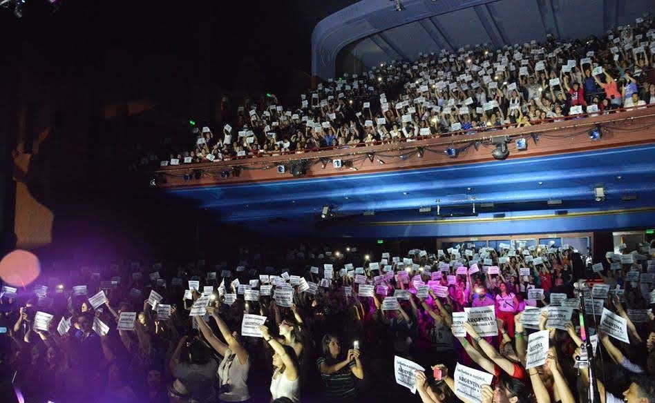Daniiayala16's tweet photo. ¡Un recuerdo De ese #TourCaos que tan feliz nos hizo al público argentino!
El mes de noviembre estuvo repleto de abrazos, de reencuentros y buena música...
Ojalá pronto podamos volver a vibrar a tu lado @_MaluOficial_
Argentina, SIEMPRE, Encadenada a ti ❤️❤️❤️💫 https://t.co/2ndZLuRxgY