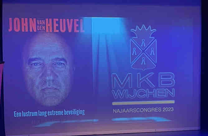 janssenstuc's tweet photo. MKB Wijchen najaarscongres met gastspreker John van den Heuvel! Met een mooi gesigneerd boek ‘een lustrum lang extreme beveiliging’. #mozaïek #wijchen #mkb  #johnvandenheuvel https://t.co/wd70Tak68I https://t.co/ml81v1CQDP