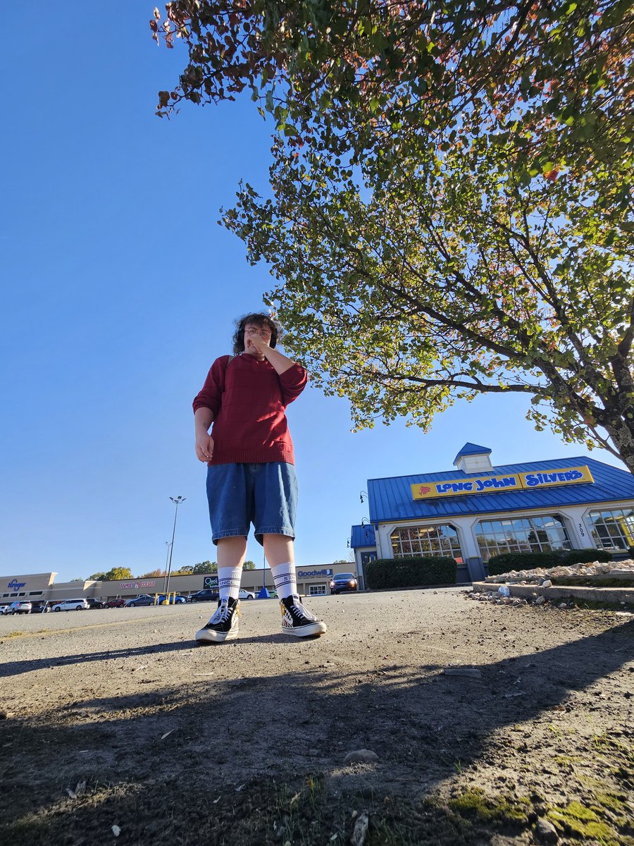 n0nahbaby's tweet photo. #JortedBeyondRecognition outside the goddamn @longjohnsilvers thinking about how we love to money launder #InJeansusName.. #InDenimWePray for financial stability by any means necessary. #GetJorted #Jamen #LongJeanSilvers #ILaunderMoney https://t.co/U6CJLSJDr1