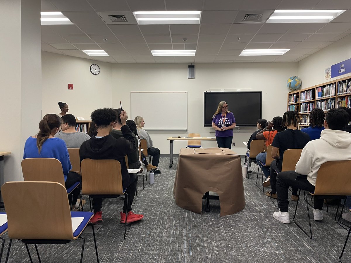 THS_DRoach's tweet photo. Learning about the one room schoolhouse.  #AfricanAmericanHistory #AfricanAmericanLiterature @TuscaroraHS @TuskyHSLibrary @Principal0821 @sugee27 @DrHarris2019 https://t.co/vcvtoNn69V
