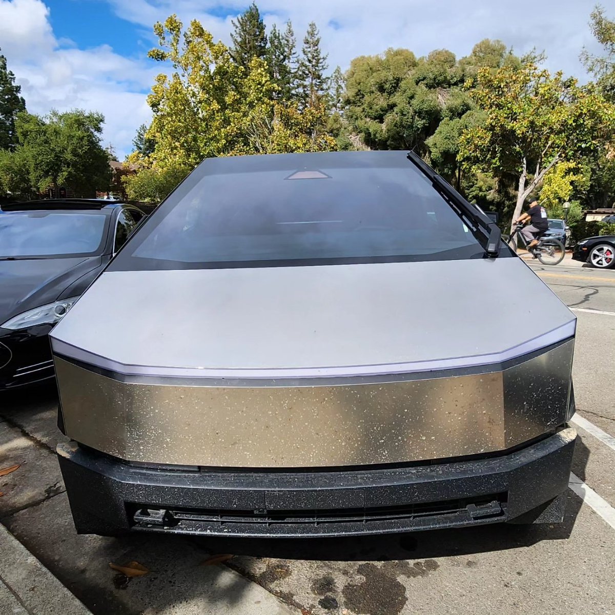 FrontEndTech's tweet image. My new #Tesla #Cybertruck finally arrived 😍😘