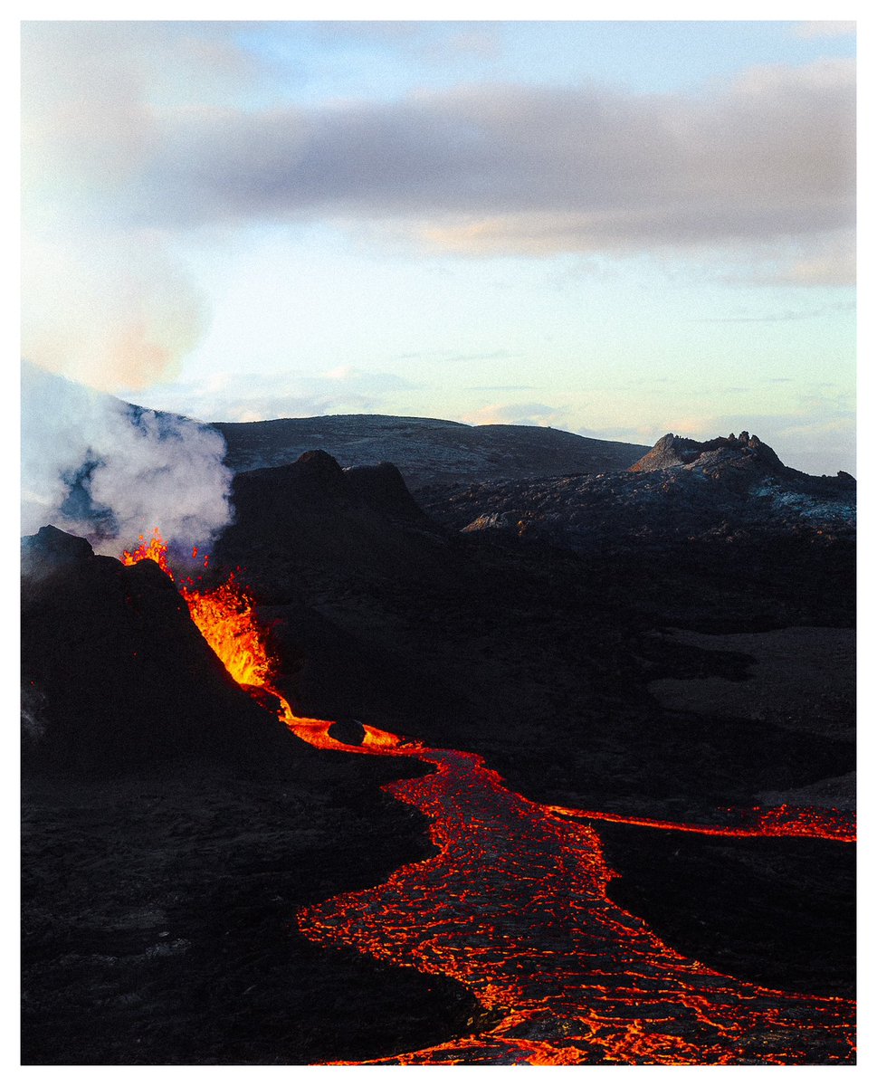 imnotreallyleon's tweet photo. iceland in two photographs https://t.co/5fEMOFJq99