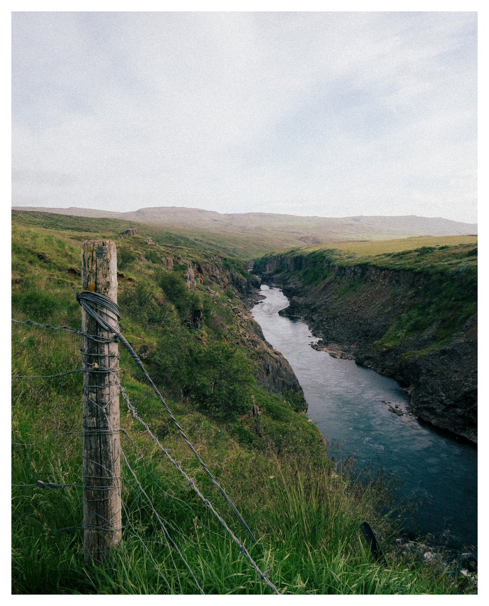 imnotreallyleon's tweet photo. iceland in two photographs https://t.co/5fEMOFJq99