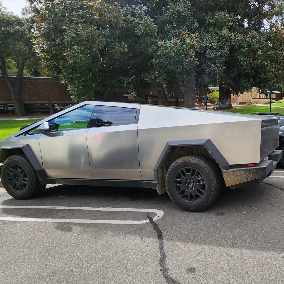 FrontEndTech's tweet image. My new #Tesla #Cybertruck finally arrived 😍😘