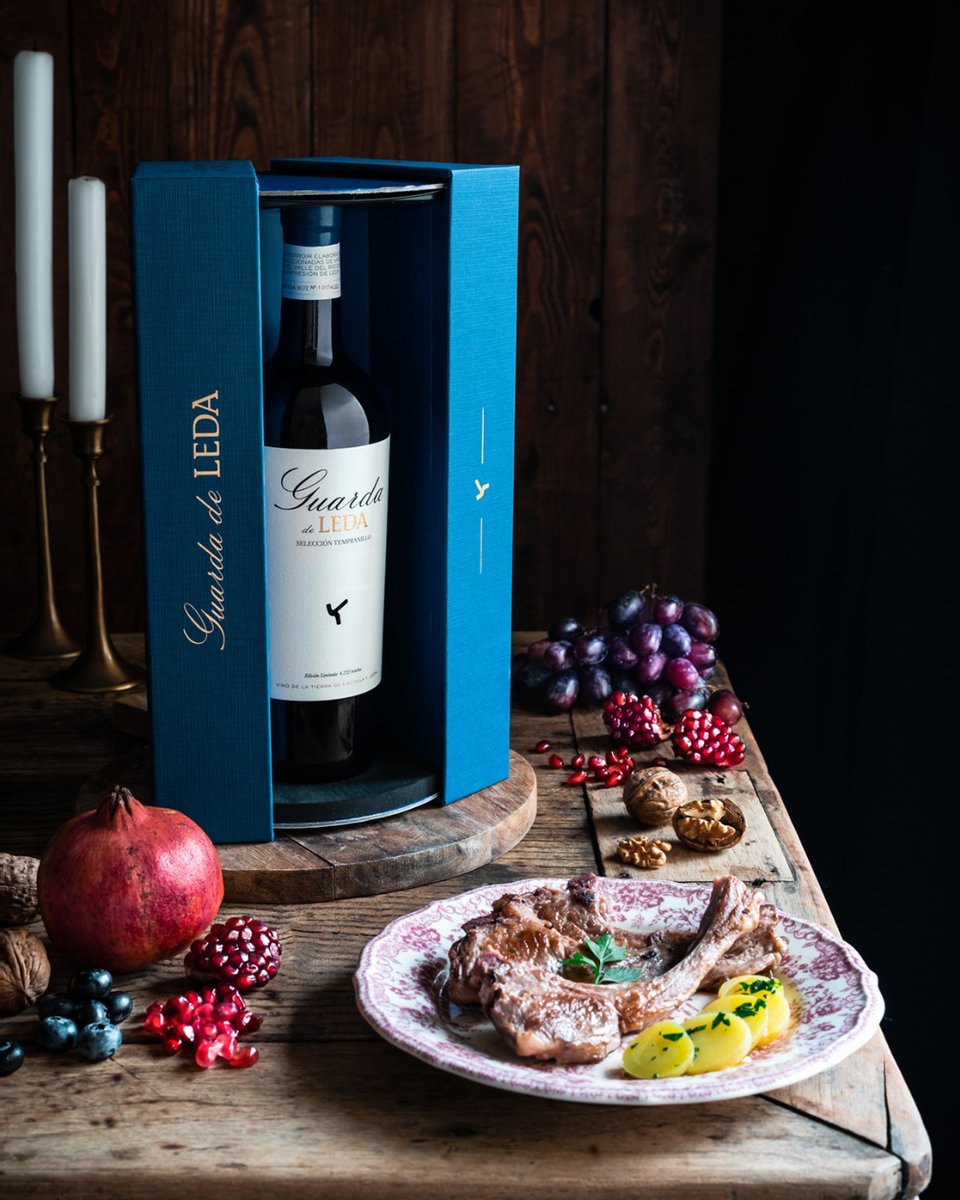 MasaveuBodegas's tweet photo. Nuestro Guarda de Leda Selección 2019, Vino de la Tierra de Castilla y León que se elabora con uvas 100% tempranillo, es el vino súper premium de Bodegas Leda con el que acertarás si quieres hacer un regalo la próxima Navidad 🎁
#bodegaleda #leda #tudeladeduero #wine #winelovers https://t.co/HMJDqWtwxT