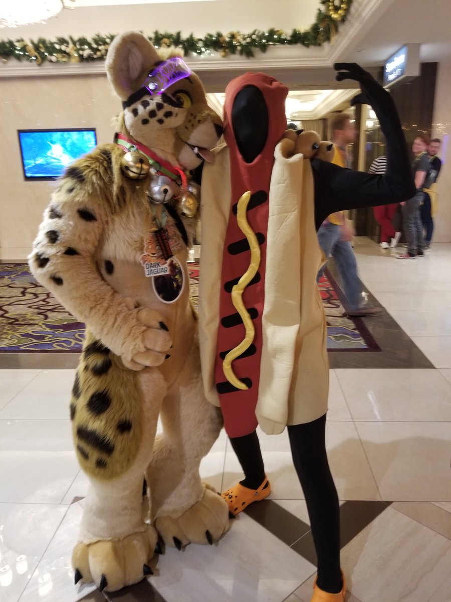 darkjaguar01's tweet photo. Hungry for hot dog. Lol https://t.co/K6kYHFpCI9
