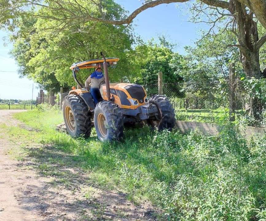 MuniPilarPy's tweet photo. #CiudadMásLimpia 👉 Estamos eliminando malezas con la máquina rotativa en la compañía #Yataity (sector paso méndez) 🚜 Una ciudad limpia depende de todos!! Colaboremos no arrojando basuras en las rutas y predios baldíos!! 💪🚜 #TuMuniResponde https://t.co/YNuf5bjUOR