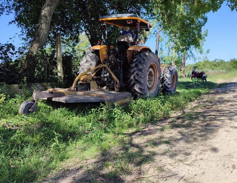 MuniPilarPy's tweet photo. #CiudadMásLimpia 👉 Estamos eliminando malezas con la máquina rotativa en la compañía #Yataity (sector paso méndez) 🚜 Una ciudad limpia depende de todos!! Colaboremos no arrojando basuras en las rutas y predios baldíos!! 💪🚜 #TuMuniResponde https://t.co/YNuf5bjUOR