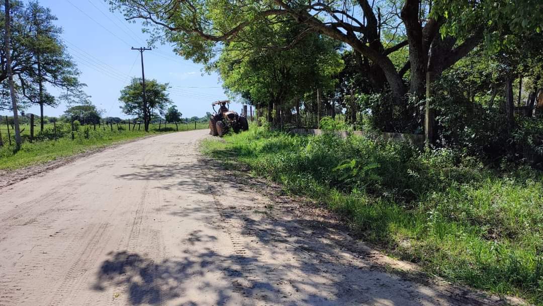 MuniPilarPy's tweet photo. #CiudadMásLimpia 👉 Estamos eliminando malezas con la máquina rotativa en la compañía #Yataity (sector paso méndez) 🚜 Una ciudad limpia depende de todos!! Colaboremos no arrojando basuras en las rutas y predios baldíos!! 💪🚜 #TuMuniResponde https://t.co/YNuf5bjUOR