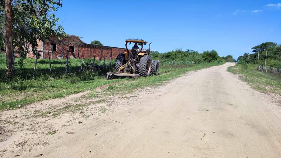 MuniPilarPy's tweet photo. #CiudadMásLimpia 👉 Estamos eliminando malezas con la máquina rotativa en la compañía #Yataity (sector paso méndez) 🚜 Una ciudad limpia depende de todos!! Colaboremos no arrojando basuras en las rutas y predios baldíos!! 💪🚜 #TuMuniResponde https://t.co/YNuf5bjUOR