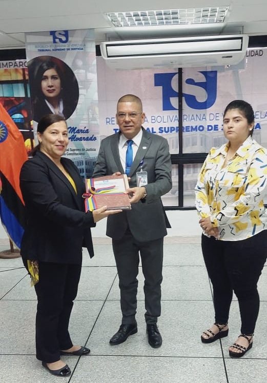 taniadamelio's tweet photo. ¡Cojedes, cuna del #PoderPopularOrganizado, hoy me ha honrado con su belleza y hospitalidad! Agradezco a la Coordinación Regional a cargo del Juez Rector Luis Yépez, por el emotivo evento que nos ha permitido recibir formalmente postulaciones para Jueces y Juezas de Paz Comunal. https://t.co/ZwB94p6kxb