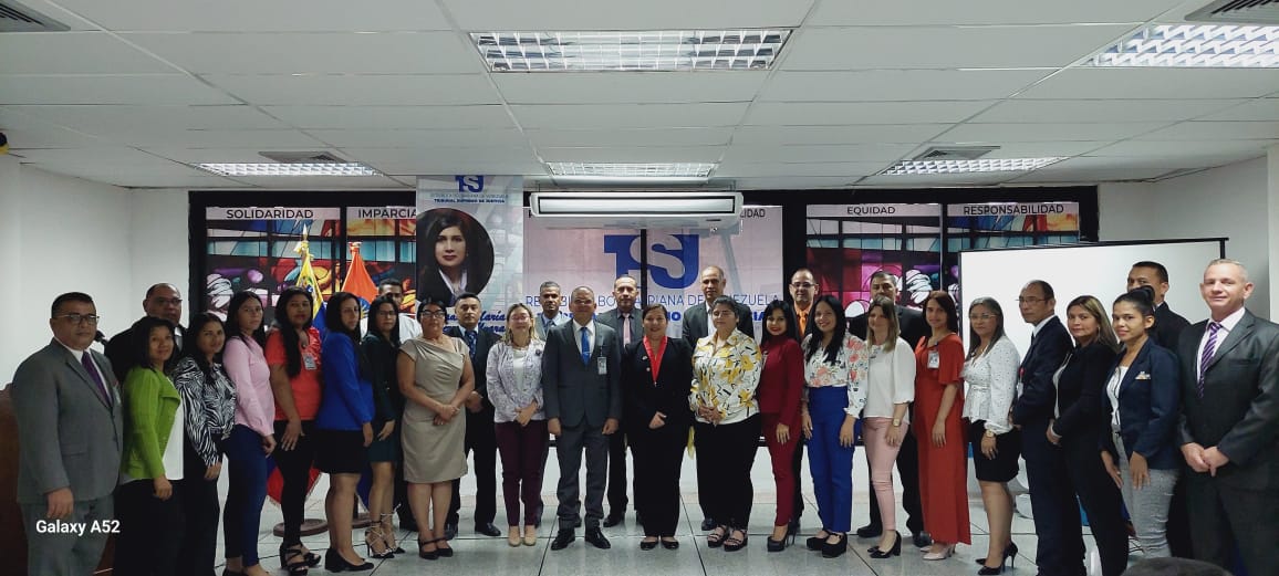 taniadamelio's tweet photo. ¡Cojedes, cuna del #PoderPopularOrganizado, hoy me ha honrado con su belleza y hospitalidad! Agradezco a la Coordinación Regional a cargo del Juez Rector Luis Yépez, por el emotivo evento que nos ha permitido recibir formalmente postulaciones para Jueces y Juezas de Paz Comunal. https://t.co/ZwB94p6kxb