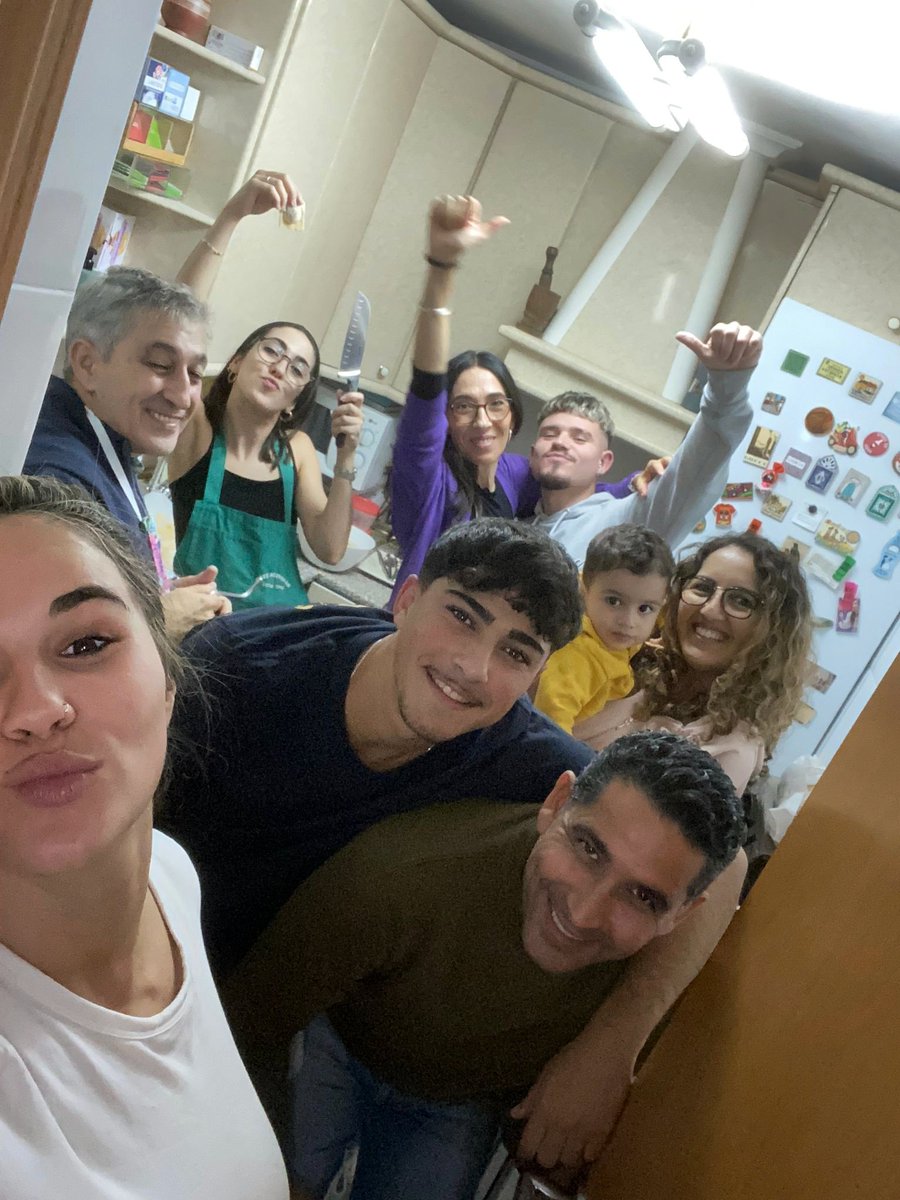 Lolapaulola's tweet photo. Hoy he tenido un castig importante del cual he pasado dos fases, quedaba la tercera y última. Estoy segura que no pasaré porque no hablo inglés. Pero me quedo con esto, mi cocina llena de gente importante, mi familia.
#familia  #noquieromás #pastacasera #italiaencasa #actriz https://t.co/PzkkvwnDYi