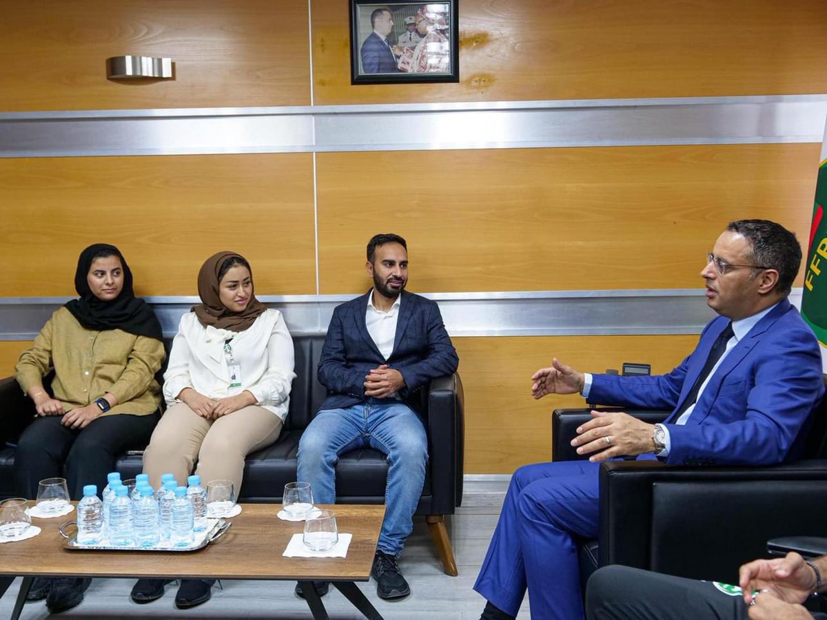 mauritaniefoot's tweet photo. Une délégation de la Fédération Saoudienne de Football 🇸🇦⚽️conduite par M. Brahim Al Dossari – chef du département de la responsabilité sociale à la #SaudiFF effectue une visite de travail et d’amitié à la Fédération mauritanienne de football ⚽️🇲🇷#FFRIM ,dans le cadre du partenariat qui lie les deux institutions.
Le dirigeant saoudien a été reçu par le Président de l’instance faîtière du football mauritanien , Ahmed Yahya @AYahya_ffrim.
