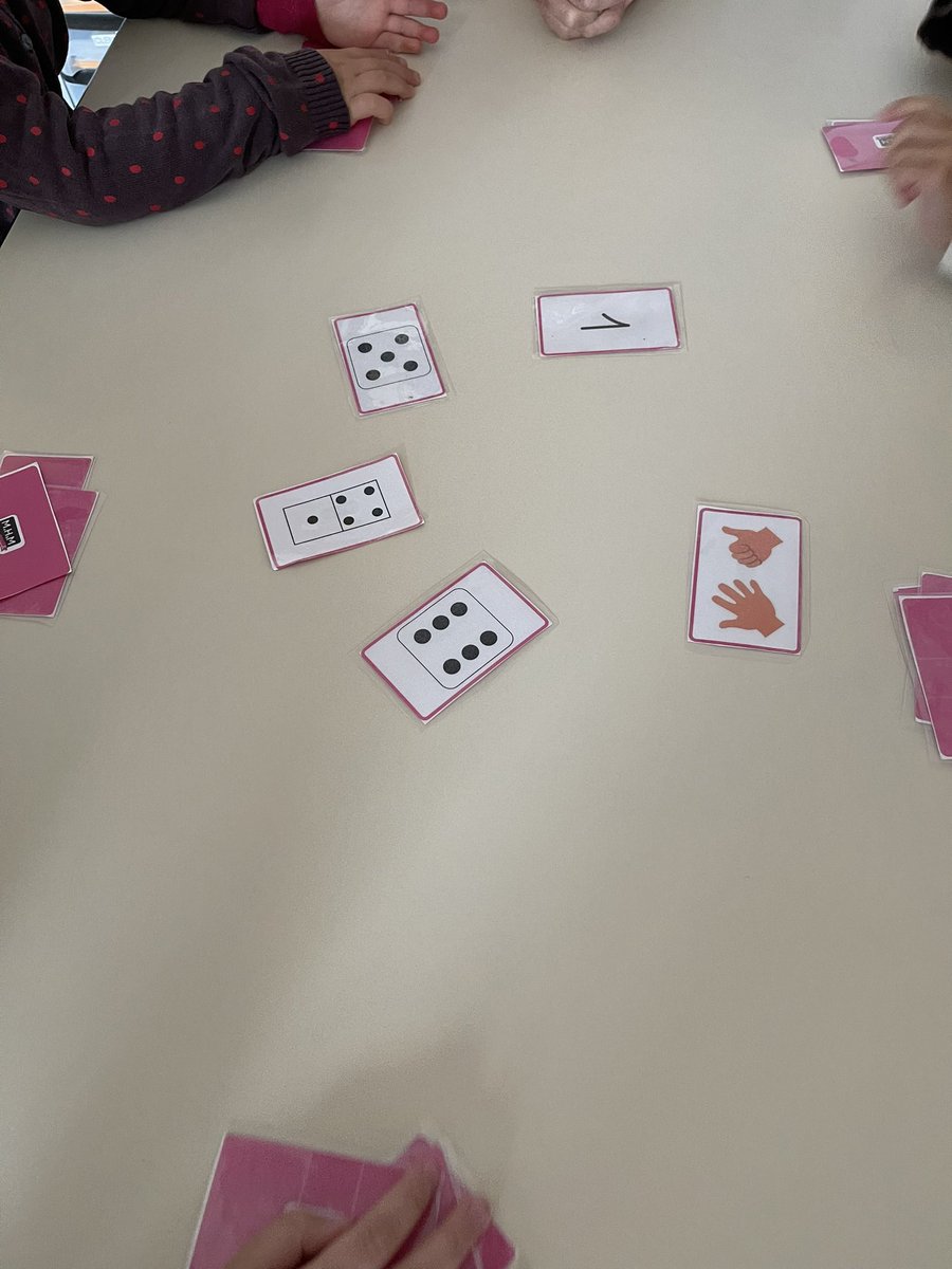 EmilieCollet2's tweet photo. @MHMternelle1 Associer les différentes représentations d’une quantité grâce au monstre à compter.
Jouer à la bataille avec différentes représentations. https://t.co/DgiHc5zagQ