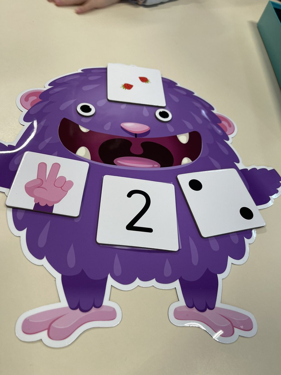 EmilieCollet2's tweet photo. @MHMternelle1 Associer les différentes représentations d’une quantité grâce au monstre à compter.
Jouer à la bataille avec différentes représentations. https://t.co/DgiHc5zagQ