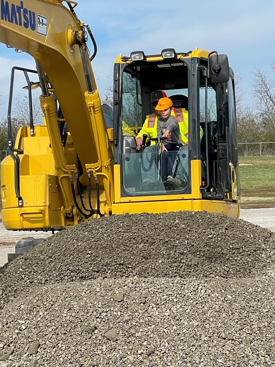 GBATeam's tweet photo. The I-Solutions team had a blast at this year's Dozer Days!
Thank you to everyone who came out to support the event and to learn more about I-Solutions! 👷♂️🚧
#DozerDays #Event #Sponsor #ISolutions #GBAteam https://t.co/8ApGZrBuVj