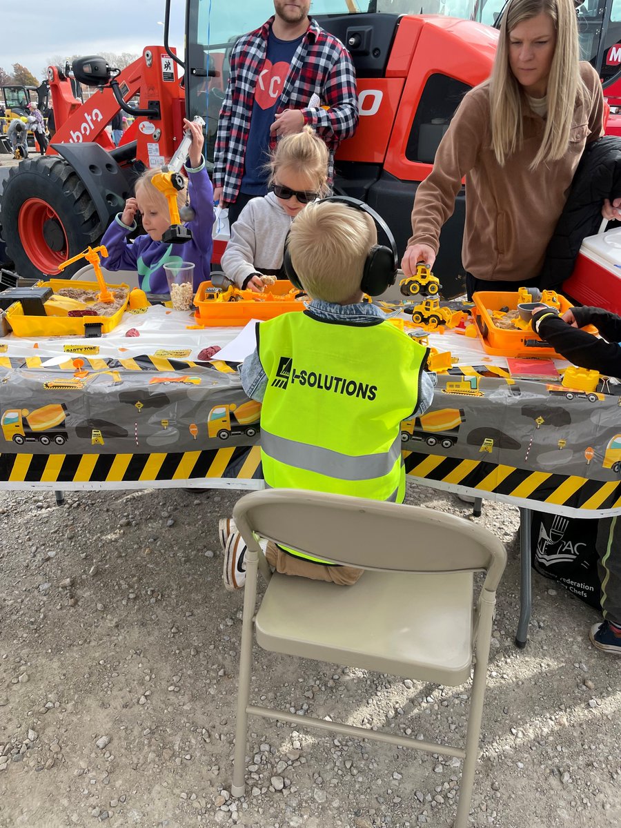 GBATeam's tweet photo. The I-Solutions team had a blast at this year's Dozer Days!
Thank you to everyone who came out to support the event and to learn more about I-Solutions! 👷♂️🚧
#DozerDays #Event #Sponsor #ISolutions #GBAteam https://t.co/8ApGZrBuVj